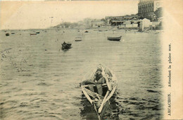 Arcachon * Pêcheur Attendant La Pleine Mer Sur Son Bateau * Type Personnage - Arcachon