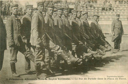 Bordeaux * Prisonniers Allemands Dans La Région * Le Pas De Parade Dans La Plaza De Toros * Guerre 14/18 Ww1 War - Bordeaux