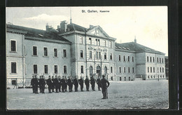 AK St Gallen, Soldaten Exerzieren Auf Dem Vorplatz Der Kaserne - SG St. Gall