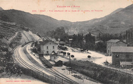 AXAT - Vue Générale De La Gare Et Au Fond Le Village - Voies Ferrées - Vallée De L'Aude - Axat