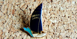 Pin's BATEAU - VOILE - Catamaran Des Cigarettes GAULOISES - Verni époxy - Fabricant WINNER - Voile