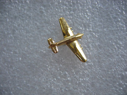 Pin's Avion Doré En 3D - Avions