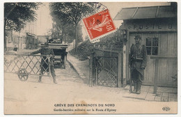 CPA - EPINAY (Seine) - Grève Des Cheminots Du Nord - Garde-Barrière Militaire Sur La Route D'Epinay - Andere & Zonder Classificatie