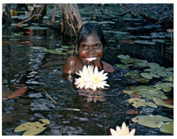 (TT 31) Australia - NT - Aboriginal Girl In Water With Lily Flower (with Stamp) Posted To FRANCE 1972 - Aborigènes