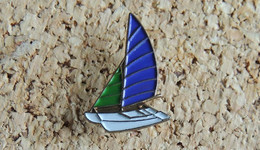 Pin's BATEAU - VOILE - Catamaran Voiles Verte Et Mauve - Peint Cloisonné - Fabricant Inconnu - Voile