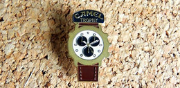 Pin's HORLOGERIE BIJOUTERIE - Montre Cigarettes CAMEL TROPHY - Peint Cloisonné - Fabricant Inconnu - Rallye