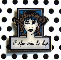 Pin's PARFUM - Parfumerie LE LYS - Verni époxy - Fabricant Inconnu - Parfums