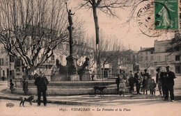 83 / VIDAUBAN / LA FONTAINE ET LA PLACE / JOLIE CARTE - Vidauban