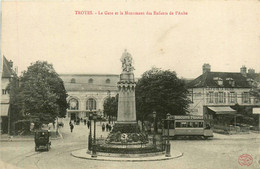 Troyes * Place * La Gare Et Le Monument Aux Morts Des Enfants De L'aube * Tramway Tram * Café De La Gare - Troyes