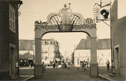 Fete Comice Agriculture Henrichemont Cher Mademoiselle Hortensia  Arc Triomphe Face à Place - Demonstrations