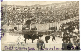 - ARLES - Les Arènes, Course De Taureaux, En Position Pour L'Estocade.., Pour Un Boucher D'Aubagne écrite, TBE, Scans. . - Arles