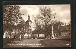 AK Scheibenberg I. Sächs. Erzgeb., Marktplatz Mit Rathaus Und Litfasssäule - Scheibenberg