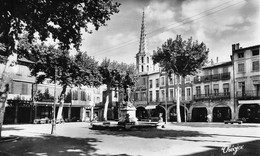 LIMOUX - Place De La République ; Clocher De L'Eglise Saint-Martin - Fontaine - Cachet La Famille Du Cheminot, Colonie - Limoux