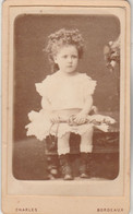 Photo CDV N° 356 -  Enfant Fillette Assise -  Photographe CHARLES Bordeaux - Anciennes (Av. 1900)