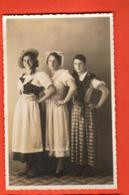 KAC-24a Carte-Photo Trois Jeunes Femmes En Costume à Corcelles-Cormondrèche. Photo Fr. Cadek Neuchâtel Non Circulé - Corcelles