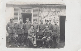 CARTE PHOTO ALLEMANDE - GUERRE 14-18 - SOLDATS DEVANT UNE MAISON - CHIEN - Guerre 1914-18
