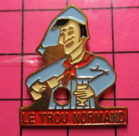 821 Pin's Pins / Belle Qualité Et Rare / THEME BOISSONS / CALVADOS BON REPAS LE TROU NORMAND - Boissons