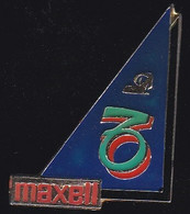 71972- Pin's-Piles Maxell.filiale Du Groupe Hitachi.voilier.signé Graben Horst Et Vedertein - Voile