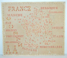 CANEVAS Sur CARTON CARTE De FRANCE 1901 Régions PAYS LIMITROPHES Collection Déco Vitrine Art Populaire - Point De Croix