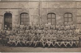 MILITARIA. Carte-Photo . Groupe De Soldats  Régiment N° 132 - Régiments