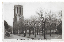 Challans. La Place De Marronniers Et Le Vieux Clocher. - Challans