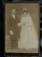 Photo Format Cabinet  Chevalier à Laval  Couple De Jeunes Mariés  Grand Voile  CA 1890-95 - L557 - Ancianas (antes De 1900)