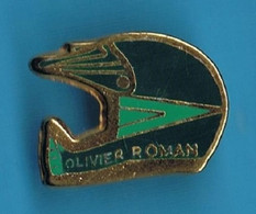 PIN'S //  ** CASQUE / D'OLIVIER ROMAN / ANCIEN CONCURRENT DU  PARIS DAKAR ** VERT & BLEU ** - Rallye