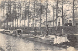 18-BOURGES-CANAL DU BERRY -UN CHALAND - Bourges