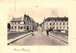 Thème:   Motocyclette  Scooter :   Un Scooter Dans Une Rue De Mayenne En Mayenne. Caisse Epargne.        (voir Scan) - Altri & Non Classificati