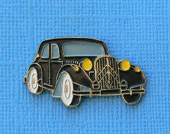 1 PIN'S //  ** CITROËN TRACTION AVANT 15-SIX ** . (Yoshinori Pin's Bijoux En France) - Citroën