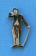 1 PIN'S //  ** CHARLOT CHARLES SPENCER CHAPLIN Dit CHARLIE CHAPLIN ** . (© Bubbles 1990 Ed. ZREIK Corner) - Cinéma