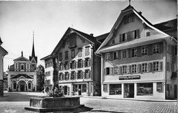 SARNEN → Dorfplatz Mit Papeterie Von Ah Und Der Dorfkirche Anno 1952 - Sarnen