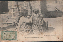 CPA MADAGASCAR - TANANARIVE - La Chasse Aux Poux   CLEANING A WOMANS HAIR ? ETHNIC GLAMOUR EAST AFRICA - Madagaskar