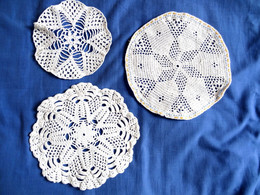 LOT DE 3 NAPPERONS RONDS COTON - BRODES MAIN  AU CROCHET - Dentelles Et Tissus