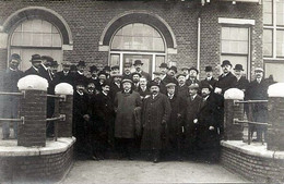 CARTE PHOTO REELLE < GROUPE DE PERSONNALITES DEVANT UNE CANTINE (a Situer) - Photos