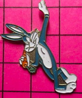 817 Pin's Pins / Beau Et Rare / THEME : CINEMA / DESSIN ANIME BUGS BUNNY MANGEANT UNE CAROTTE - Cinéma