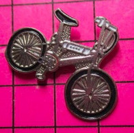 817 Pin's Pins / Beau Et Rare / THEME : SPORTS / CYCLISME VELO BMX FAISANT DE LA ROUE AVANT - Cyclisme