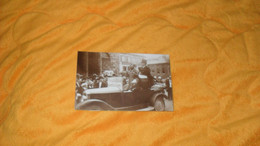 CARTE POSTALE PHOTO ANCIENNE NON CIRCULEE DATE ?../ VOITURE DEFILE MAIRE ?..EN ARRIERE PLAN MAISON A..?..LIEU ?... - Photos