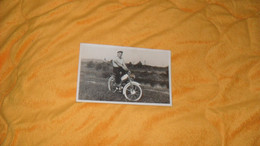 CARTE POSTALE PHOTO ANCIENNE NON CIRCULEE DATE ?../ LIEU ?.POSE HOMME SUR MOBYLETTE..A IDENTIFIER.. - Photos