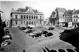 Laon * Place De L'hôtel De Ville * Automobile Voiture Ancienne - Laon