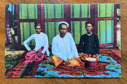 Delcampe - BIRMANIA - MYANMAR - UOMINI BIRMANI SU TAPPETO    - ED. PEZZINI - MILANO 1937 - Myanmar (Burma)