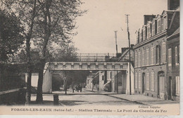 Delcampe - 76 - FORGES LES EAUX - Le Pont De Chemin De Fer - Forges Les Eaux
