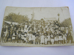 Delcampe - CPA - Carte Photo - Plouha (22) - Groupe En Costumes Traditionnels - Eglise De Plouha - 1910  - TTB  (FH 18) - Plouha