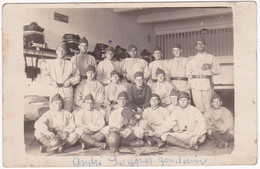 Delcampe - Militaria - Militaire : Carte Photo : Groupe De Soldats - En Pose : Pichet - Gourde : à Identifier - Uniformen