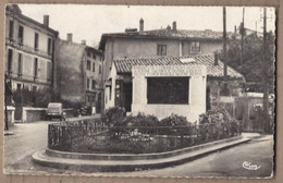 Delcampe - CPSM 69 - CONDRIEU - Le Monument Aux Morts Et à Gauche , L'entrée De L'Hôpital TB PLAN CENTRE VILLAGE POMPE ESSENCE 1959 - Condrieu