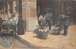 Delcampe - CPA 75 PARIS 1er Arrt RUE DE RIVOLI LES PETITS REVENDEURS DE FLEURS AU PANIER - Paris (01)