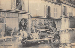 CPA 75 PARIS XVe LE XVe Arrt INONDE 1910 LE FIACRE DES HABITANTS DE LA RUE DE JAVEL - Distretto: 15