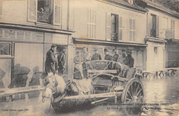 Delcampe - CPA 75 PARIS XVe LE XVe Arrt INONDE 1910 LE FIACRE DES HABITANTS DE LA RUE DE JAVEL - Paris (15)
