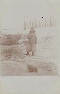 PHOTO ALLEMANDE - GUERRE 14-18 - SOLDAT EN HIVER - SACS DE SABLE - Guerre 1914-18