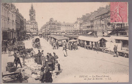 Delcampe - CPA Douai ( 59 ) - La Place D'Armes Un Jour De Marché - Circulée - Douai